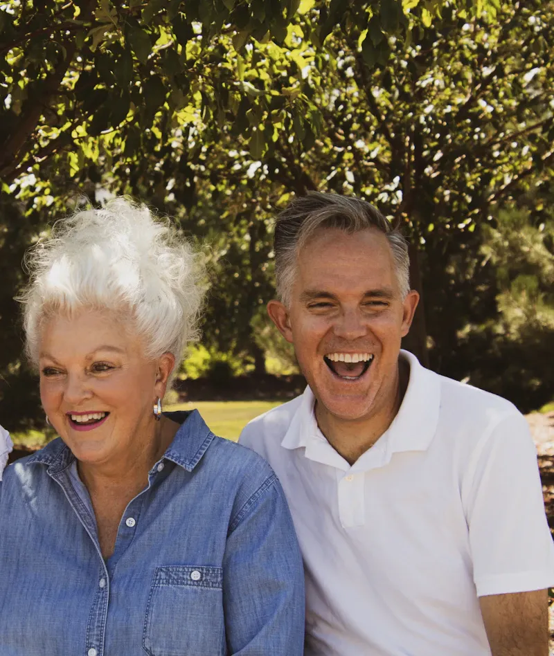 Idoso sorridente de camisa polo — Quando Procurar um Geriatra